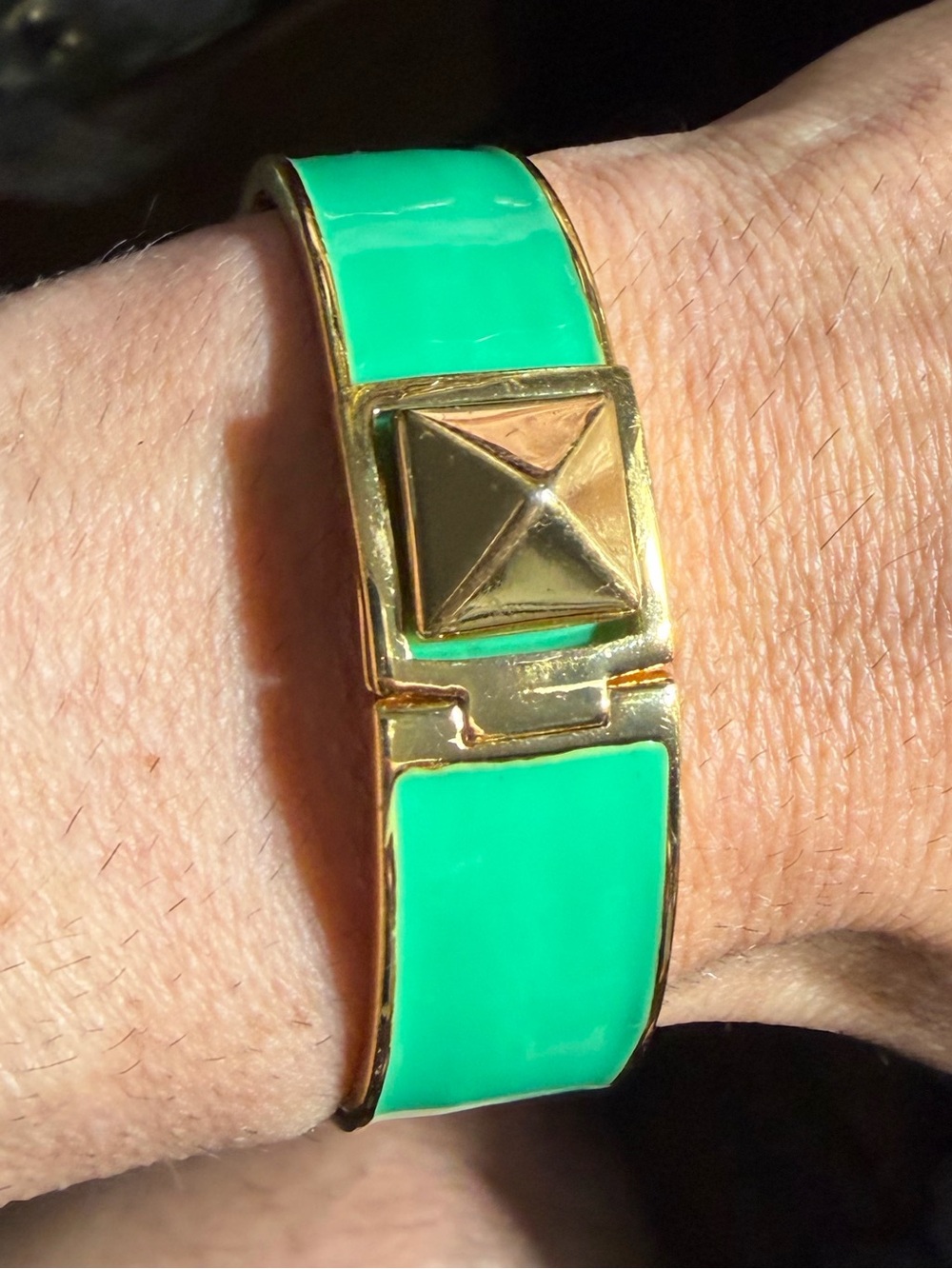 KATE SPADE NY CLASSIC KELLY GREEN HINGED TURN LOCK PYRAMID BANGLE BRACELET 7”